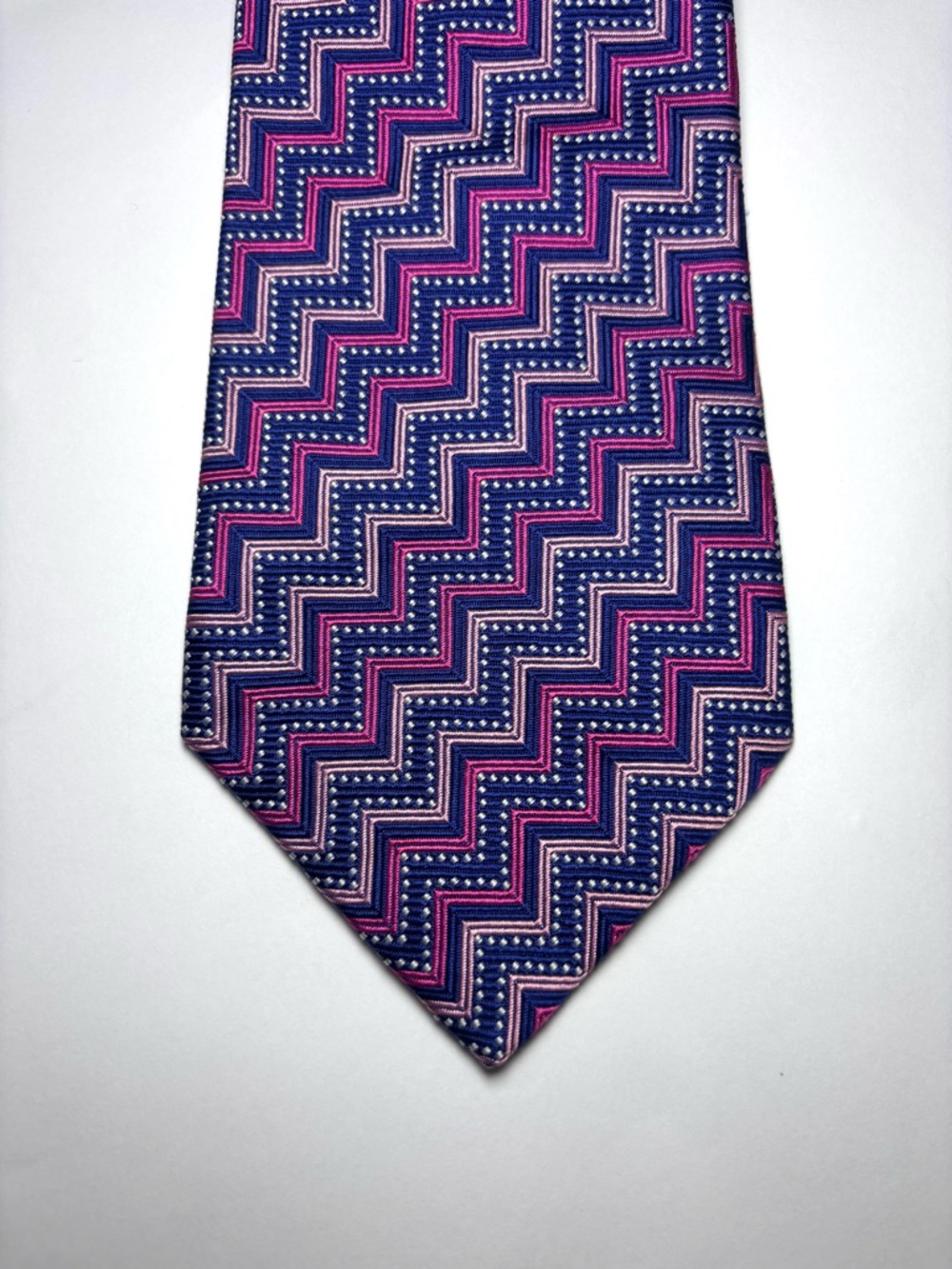 TURNBULL & ASSER EXCLUSIVE Men's Navy and Pink Zigzag Pattern Silk Tie